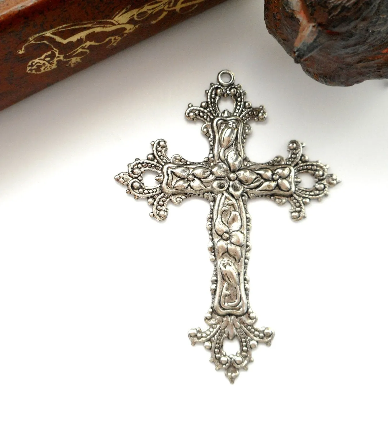 MONDIAL CANDLES: BIANCA Collection - Porcelain Container Candle with Antique Silver Crucifix